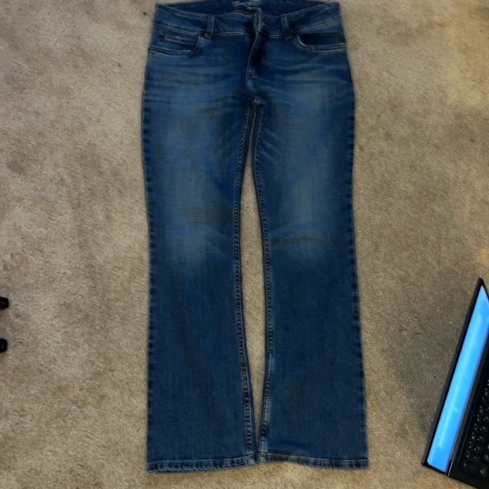 Women’s Wrangler jeans with decorated embroidered back pockets